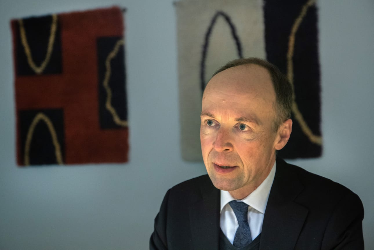 Ulkoasiainvaliokunnan puheenjohtaja Jussi Halla-aho toppuuttelee huolia Naton ydinaseiden sijoittamisesta Suomeen. Arkistokuva.