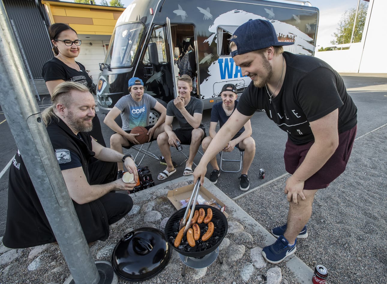 Muhoslaiset nuoret Sampo Saukkonen, Joakim Lämpsä, Tuomas Hagren ja Jesse Ukkola grillasivat Walkers-auton tarjoamia makkaroita. Makkaroiden lisäksi nuorisotyöntekijät Perttu Kemppainen ja Marjo Nikka tarjoavat aikuisen tukea ja keskusteluapua nuorille.