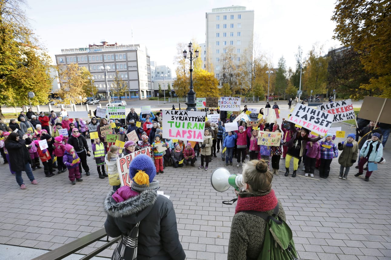 Kaupungintalolla järjestettiin mielenosoitus Tuiran koulun puolesta.