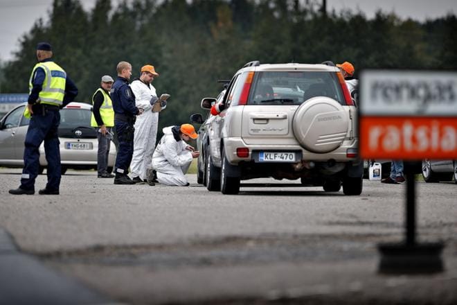 Työnjako rengasratsiassa on selvä. Poliisi ohjaa autot levikkeelle, ja rengasalan ammattilaiset raportoivat mittaustuloksista. KUVAT: TOMI KOSONEN