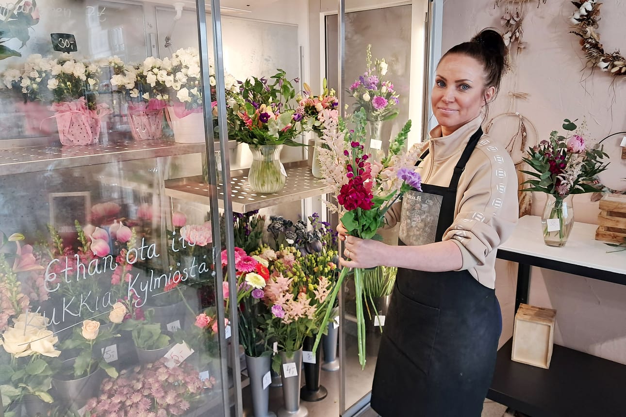 Floristi Tiina Kangas Kemin Kukkapuodista voitti kauneimman morsiuskimpun kisan äänestyksen verkossa. Kuvassa Kankaalla ei ole kädessään voittotyö vaan esimerkki keskenään yhteen sopivista kukista.