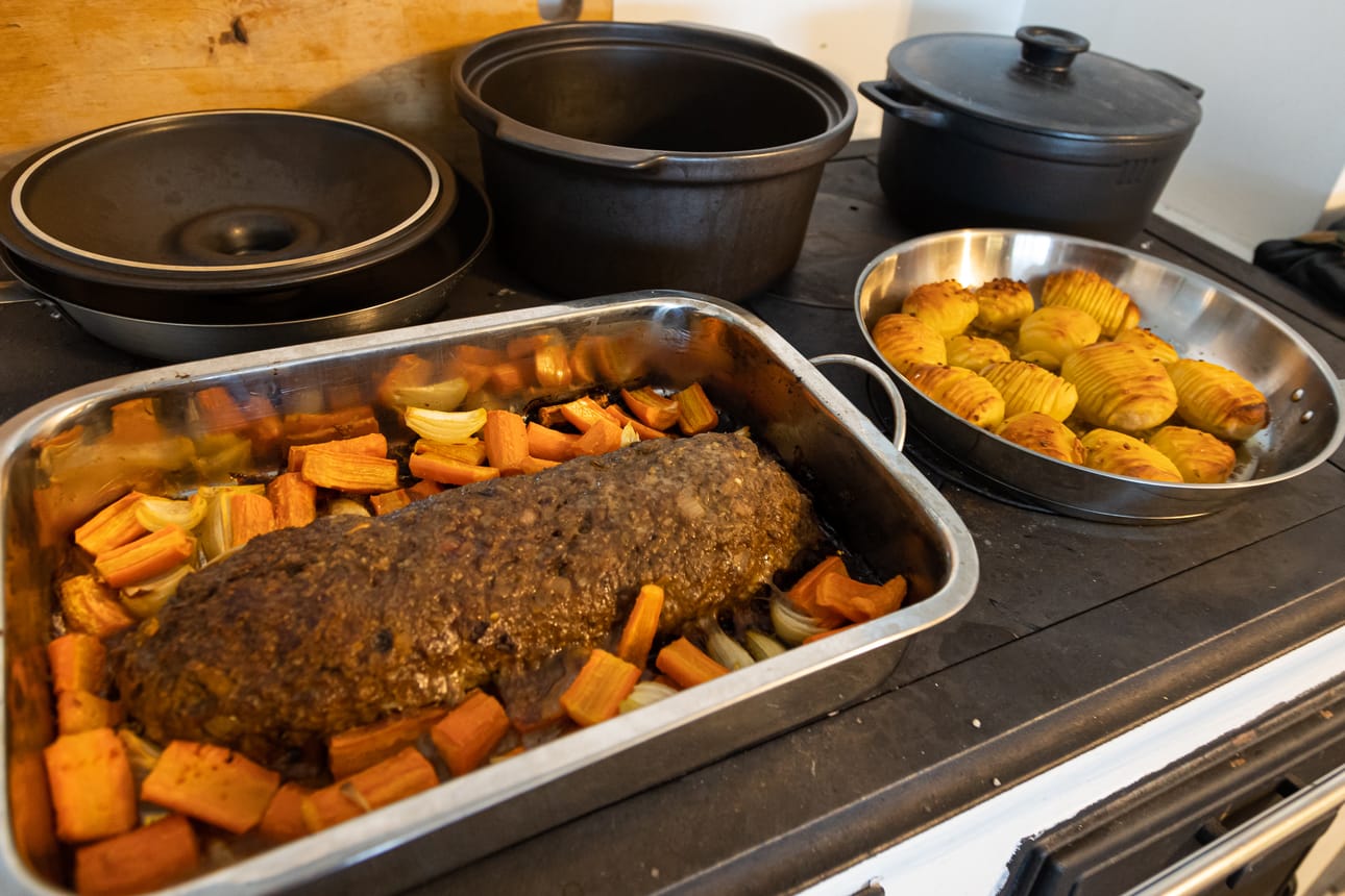 Lihamurekkeen kyytipojaksi valmistui hasselbackan perunoita. Rosteriastioiden lisäksi Kuisti suosii takana näkyviä keraamista ja rautaista kannellista pataa. Puuhellan kansi käy hyvin kuumien astioiden laskupaikkana.