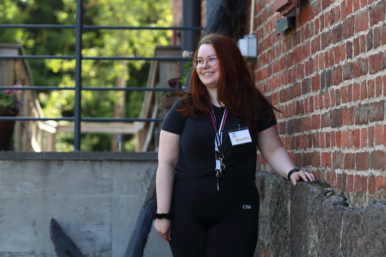 Reetta Suhonen tykkää viettää kesää ulkoillen. Uiminen, retkeily ja hevosten kanssa puuhastelu ovat hänelle erityisesti mieleen. Myös parvekkeella lueskelu ja auringon otto kuuluvat kesän suunnitelmiin.
