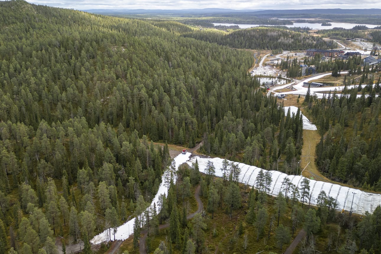 Rukan ensilumenladun tämänvuotinen lähtöpaikka on Saaruan parkkipaikalla. Kääntöpaikka on Pessarin ankkurihissin hissilinjan tuntumassa. Kuva on lokakuun alusta kun latua oltiin tekemässä.