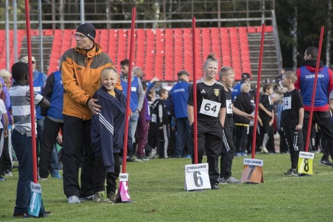 Opettaja Juha Hangassalo yritti pitää Konsta Haikalaa lämpimänä ennen tämän juoksuosuutta. Valtaalan koulusta oli paikalla 16 juoksijaa.