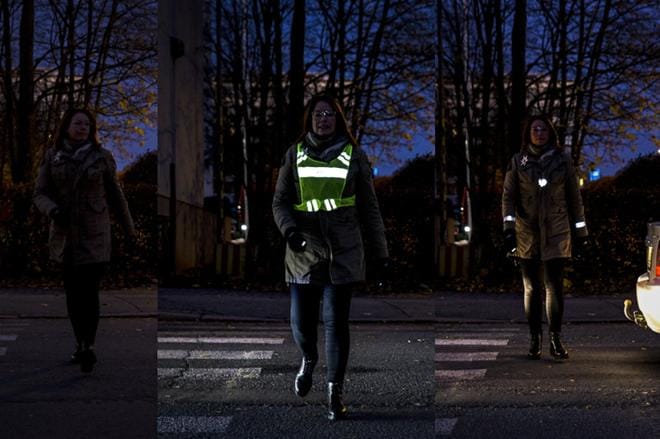 Ero heijastimia käyttävän jalankulkijan ja ilman heijastinta liikkuvan jalankulkijan välillä on suuri. KUVA: PAULA KASKIMAA