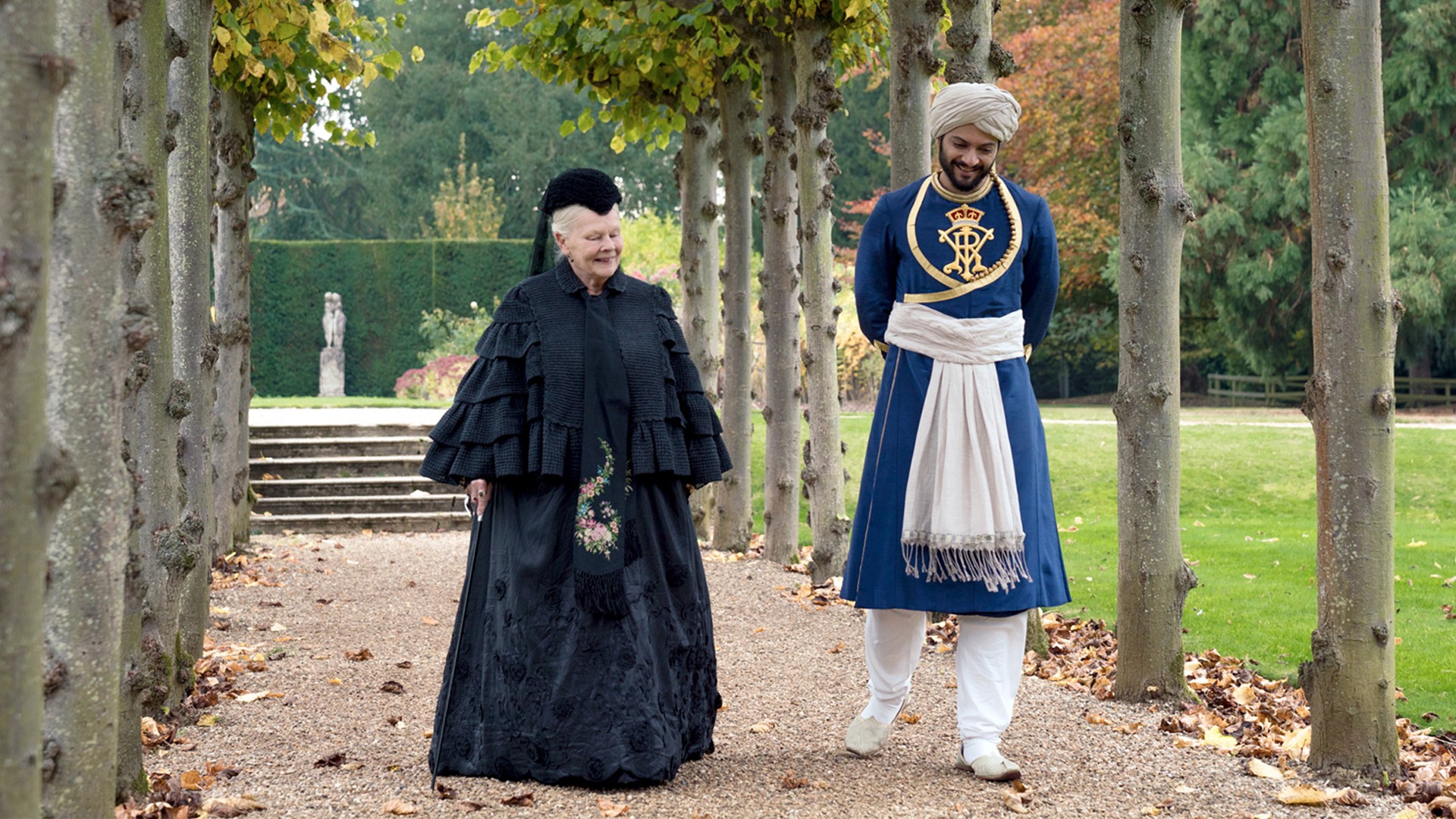Kuningatar Victoria (Judi Dench) ystävystyy valtakautensa 50-vuotisjuhlissa intialaiseen kirjurin Abdul Kariminiin (Ali Fazal) kanssa. Victoria ja Abdul -elokuva kertoo kaksikon solmimasta lujasta ystävyyssuhteesta, jota sekä Victorian läheiset että hovin sisäpiiri yrittävät katkaista.
