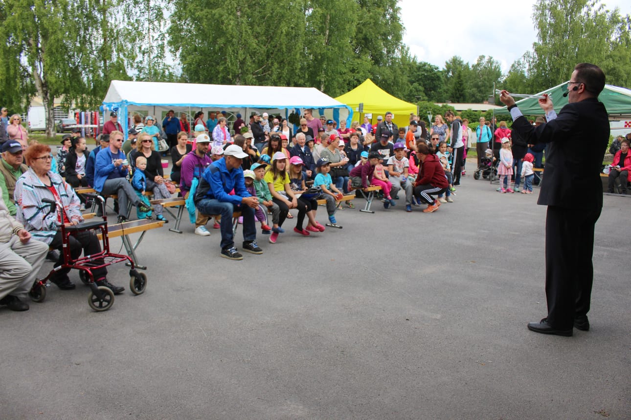 Pulkkila-päivien toritapahtumassa taikuri Tapio Salomaan show keräsi runsaasti yleisöä.