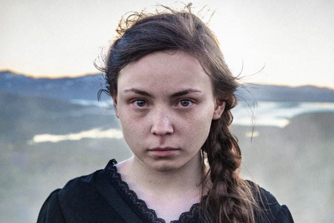 Elle Marja (Lene Cecilia Sparrok) käy saamelaista koulua, mutta hän kuitenkin unelmoi elämästä toisaalla. Oman identiteetin vaihto osoittautuu vaikeammaksi kuin hän uskoikaan. KUVA: NORDISK FILM DISTRIBUTION A/S