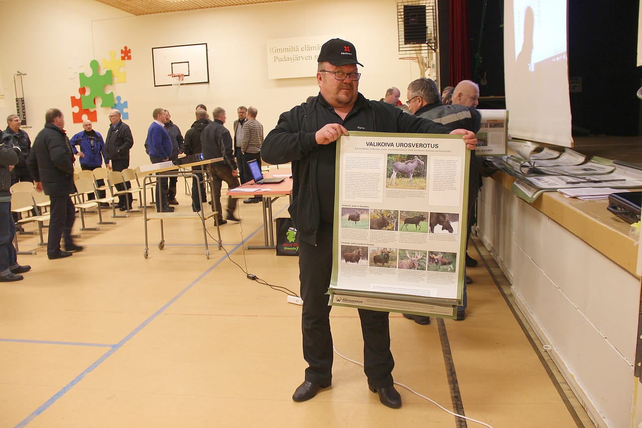 Riistakeskus jakoi riistanhoitoyhdistyksen kokouksessa hirvitietoutta julisteiden muodossa. Sellaiset aikoi Malisen Erän nylkyvajan seinälle asentaa muiden muassa Juha Ylitalo.