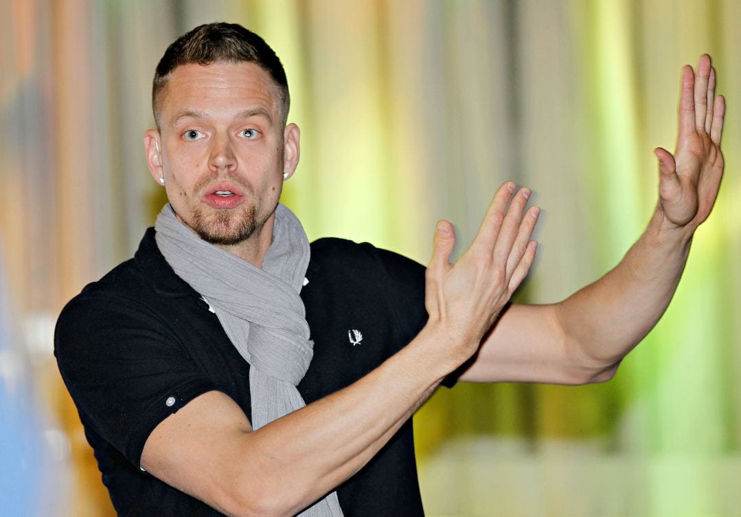 Viittomakielinen rap-artisti Signmark avasi nuorisotakuutapahtuman kertomalla oman tarinansa siitä, kuinka mahdoton on mahdollista.