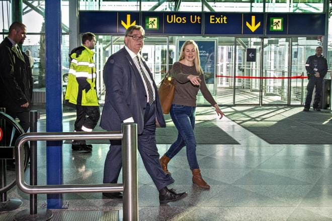 Ulkoministeri Timo Soini matkusti sunnuntaina 5.3. Brysseliin ulkoasiainneuvoston kokoukseen. Mukana oli erityisavustaja Riikka Taivassalo. Kuva: Kimmo Penttinen