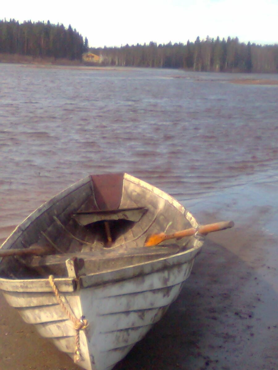 Jukka Ojantakanen kulkee navetalleen soutuveneellä, koska tulva on katkaissut tien. Navetta siintää "järven" toisella laidalla.