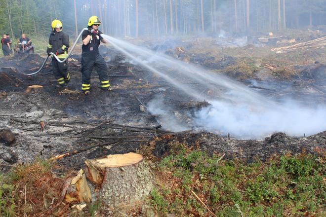 Ähtärin Rämälän maastopalojen sammutustöihin osallistuivat muun muassa vt. palomies Aleksi Takkula (oikealla) Soinin paloasemalta ja sammutusmiesharjoittelija Jesse Lampi Töysän paloasemalta. KUVA: REIJO HEIKKILÄ