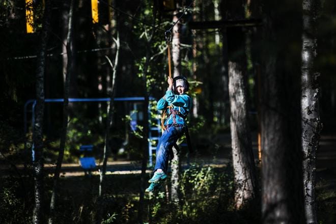 Mustasaarelainen Mila Welling juhli seikkailupuiston köysiradalla 8-vuotissyntymäpäiviään. Mukana reissussa oli koko perhe. KUVAT: KRISTA LUOMA