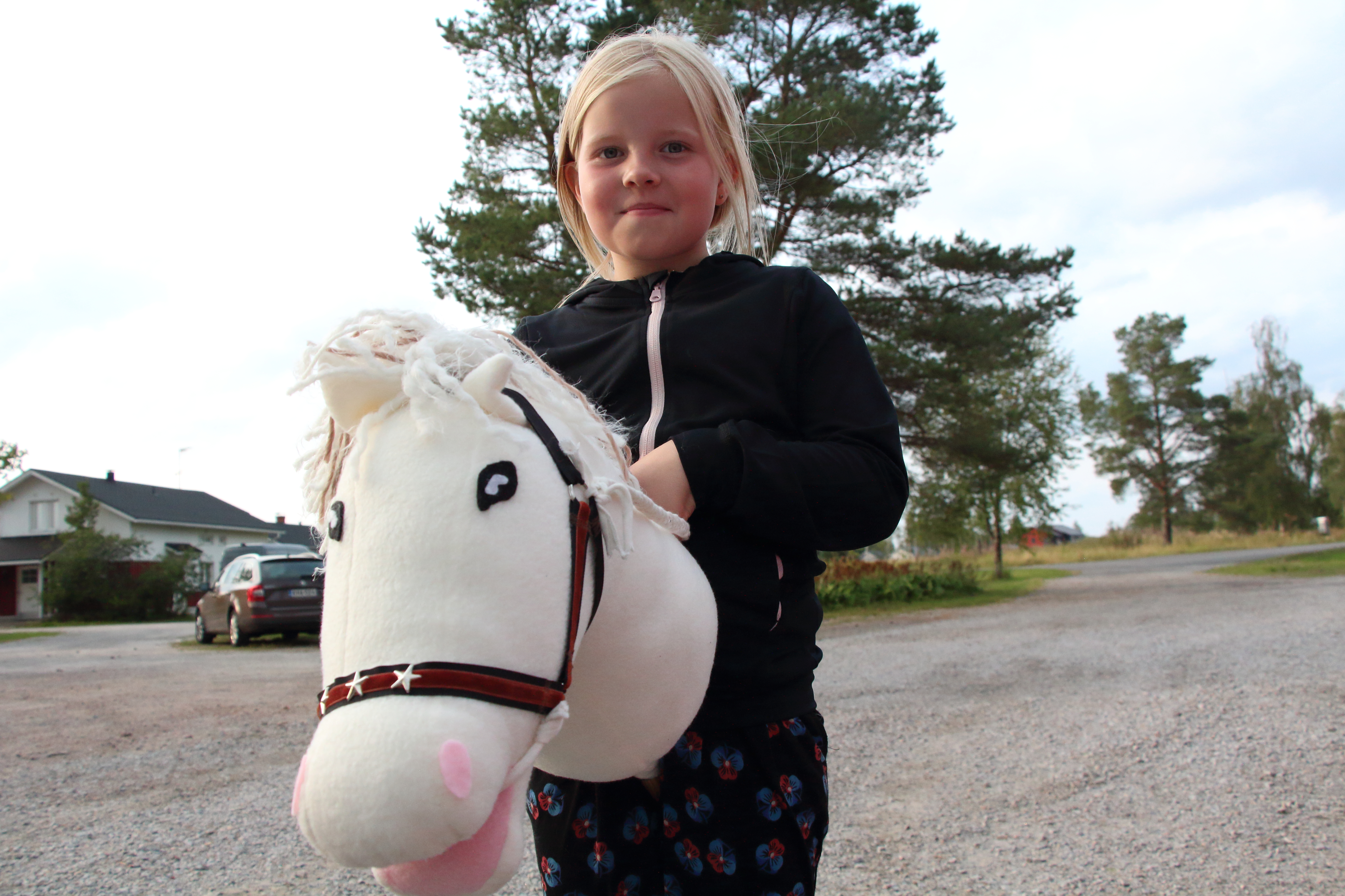 Pyhäjokisella Minja Pietilällä on tallissaan peräti neljä keppihevosta. Radalle hyppelemään pääsi perjantaina Valkku.