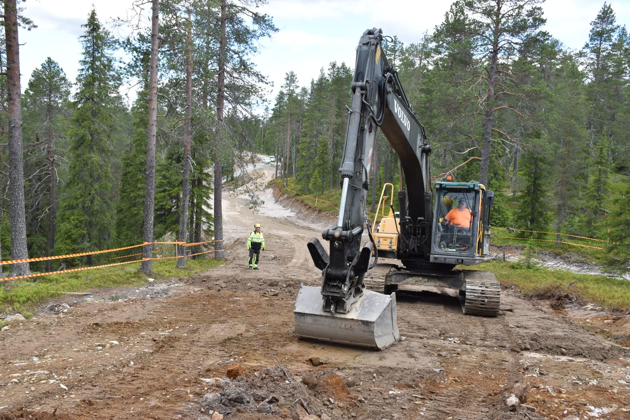 Jo kesän alussa aloitetut maansiirtotyöt ovat edenneet aikataulussa. Vierailimme työmaalla maanantaina. Kuvassa taustalla työmaan vastaava Rauno Hemmilä sekä kaivinkoneen puikoissa yrittäjä Jukka Määttä.