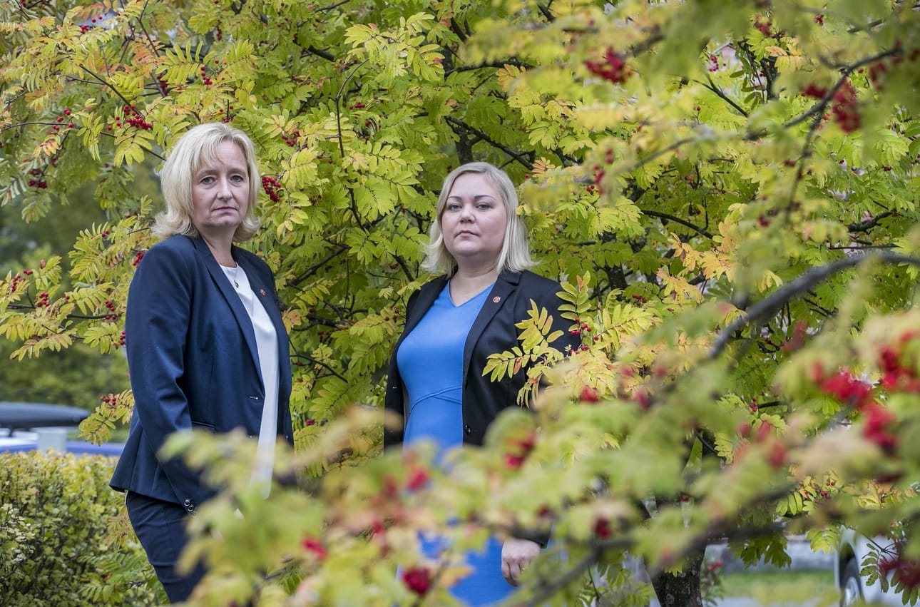 Pelastakaa Lapset ry:n asiantuntijat Nina Vaaranen-Valkonen (vas.) ja Hanna-Leena Laitinen kertovat hyväksikäyttäjien ujuttautuvan taitavasti lasten sosiaaliseen ympäristöön niin netissä kuin arkielämässä.