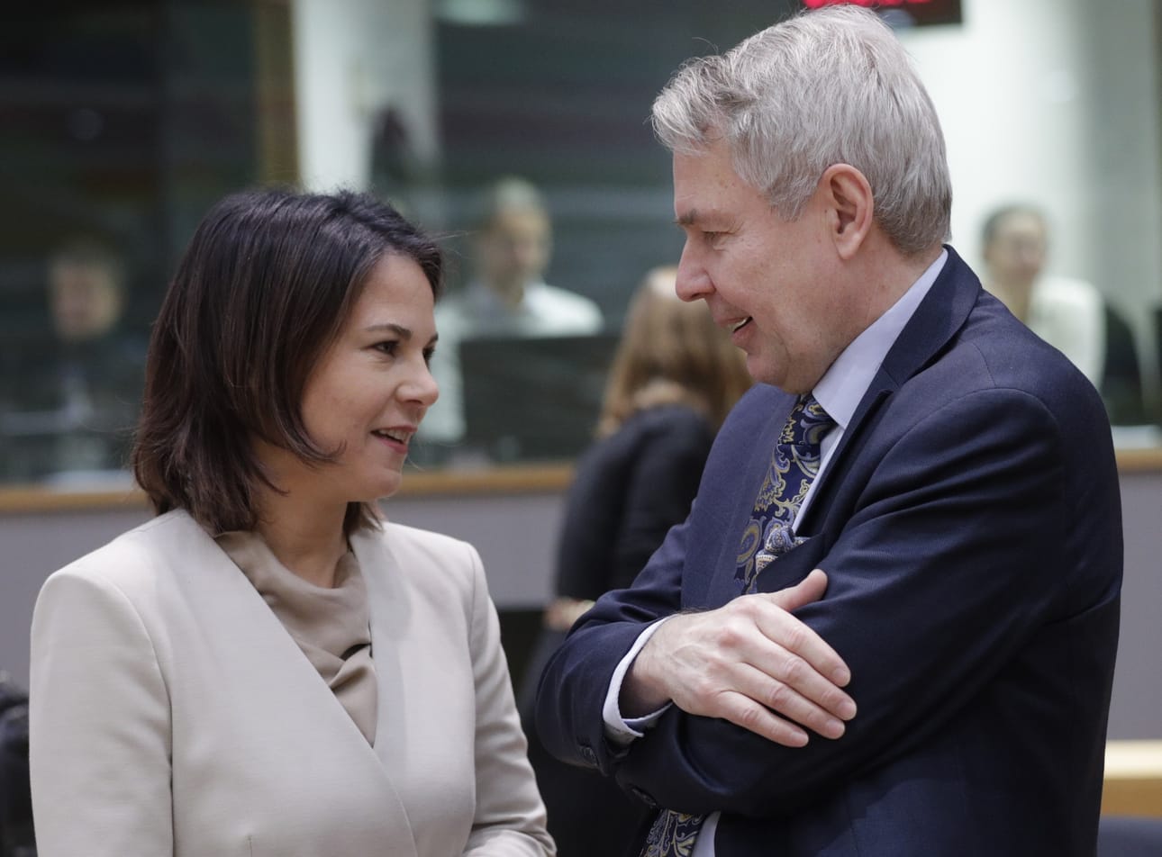 Suomen ulkoministeri Pekka Haavisto ja Saksan ulkoministeri Annalena Baerbock keskustelivat maanantaina Ulkoasiainneuvoston kokouksen lomassa Brysselissä.