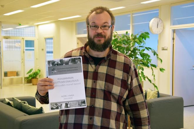 Pohjanmaan Järjestö 2.0 -hankkeen Jussi Koiranen kertoo, että Pohjanmaan Osallisuusareenassa pääsee tutustumaan muun muassa älyrollaattoriin. Kuva: Raija Koivisto