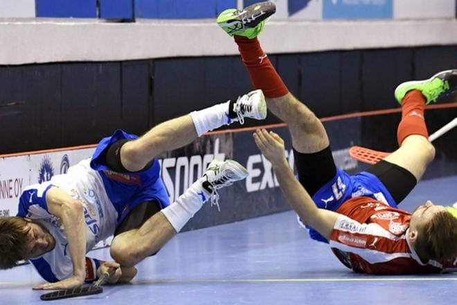 Oilersin Niclas Meyer (vas.) ja SPV:n Arttu Kukko ottivat yhteen Espoossa. KUVA: LEHTIKUVA / JUSSI NUKARI