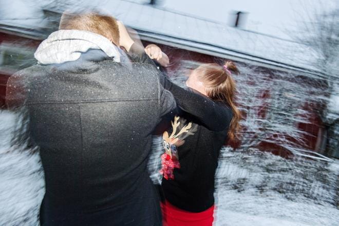 Turvakotipaikkojen määrä ei riitä Suomessa. Helpotusta tuovat ensi vuonna perustettavat neljä turvakotia. Vaikka turvakoti olisi täynnä, turvan tarvitsijaa autetaan muun suojan löytämisessä. Kuvituskuva. KUVA: Lassi Puhtimäki