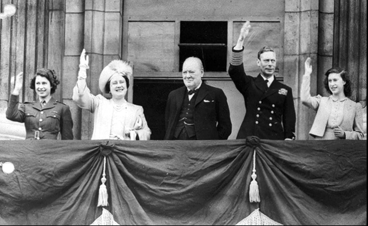 Kuningatar Elisabetin 70-vuotisen vallassaolon juhlinta alkaa tänään. Kuvassa pääministeri​ Winston Churchill Buckinghamin palatsin parvekkeella kuningasperheen kanssa vuonna 1945. Vasemmaisimpana prinsessa Elizabeth, nykyinen kuningatar. LEHTIKUVA/AFP