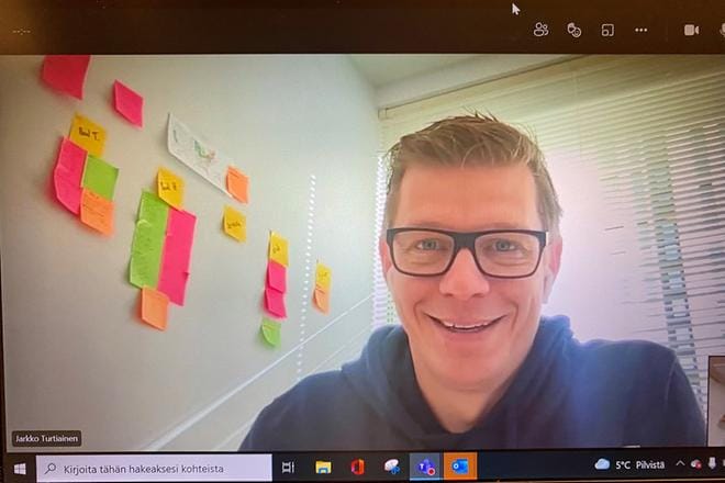 Jarkko Turtiainen johtaa CloudPermit-yhtiön Pohjois-Amerikan toimintoja. Suomalaisyritys digitalisoi viranomaisvalvonnan lupaprosesseja. Turtiainen vastaa Teams-puheluihin Yhdysvaltojen itärannikon kasvavasta teknologiakeskuksesta Virginiassa.