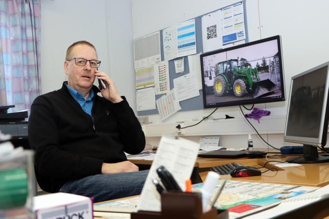 Viafin Installationin toimitusjohtaja Pekka Luhtala puhuu vielä toisinaan puhelimeen, vaikka suuri osa asiakkaiden kanssa käydyistä keskusteluista tapahtuu nykyään internetin kautta videopuheluilla. KUVAT: LEENA NYYSTI