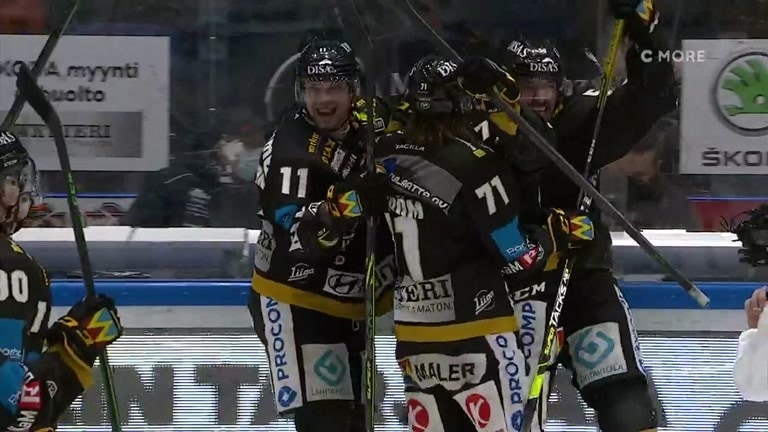 Troy Bourke ohjaa Kärppien voittomaalin jatkoerässä