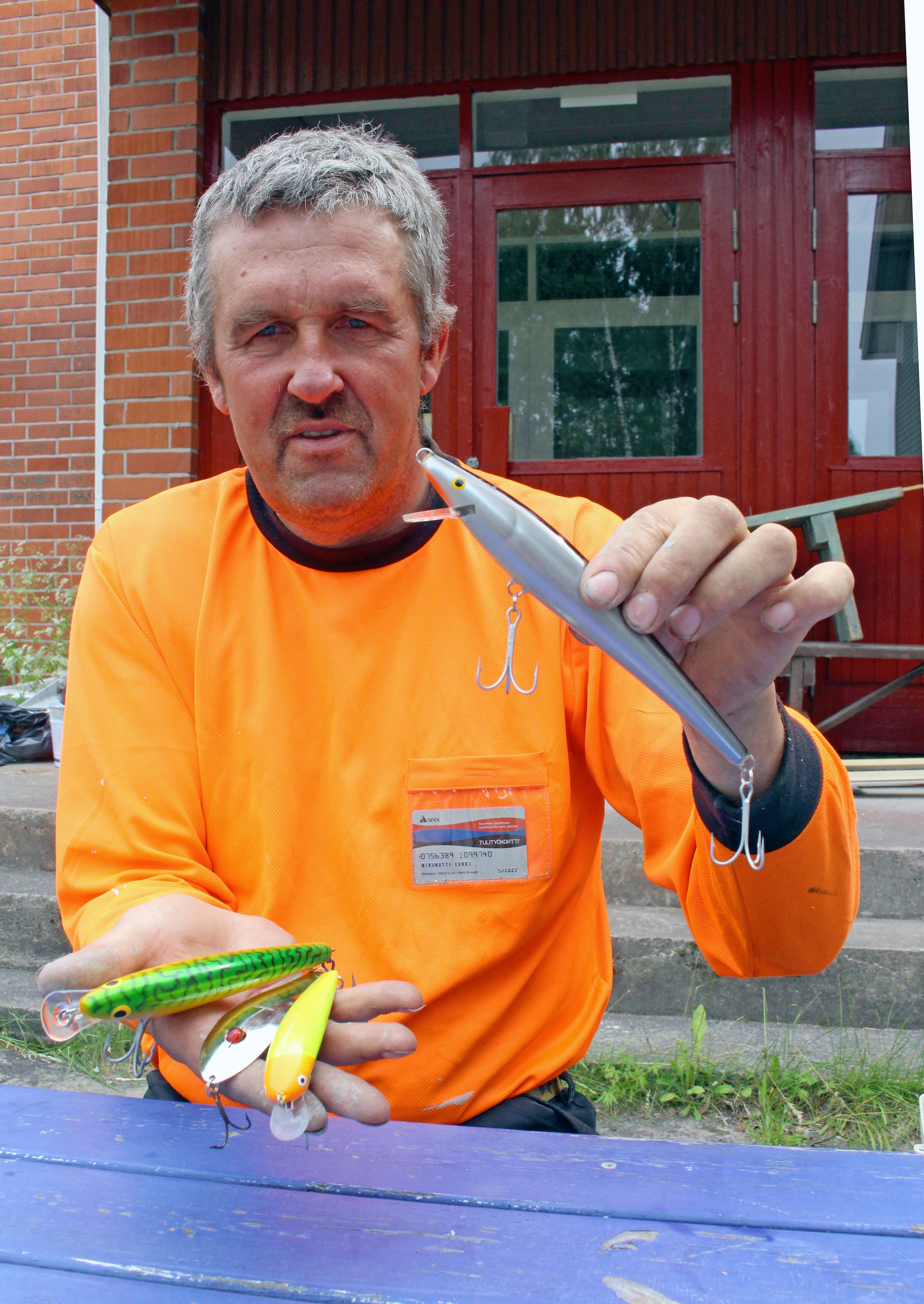 Erkki Nikumatti esittelee murto-osan pakkinsa sisällöstä. Kalastusta vakituiseen harrastaville vaappuja, lätkiä ynnä muita vieheitä kertyy helposti satoja, jopa tuhansia.