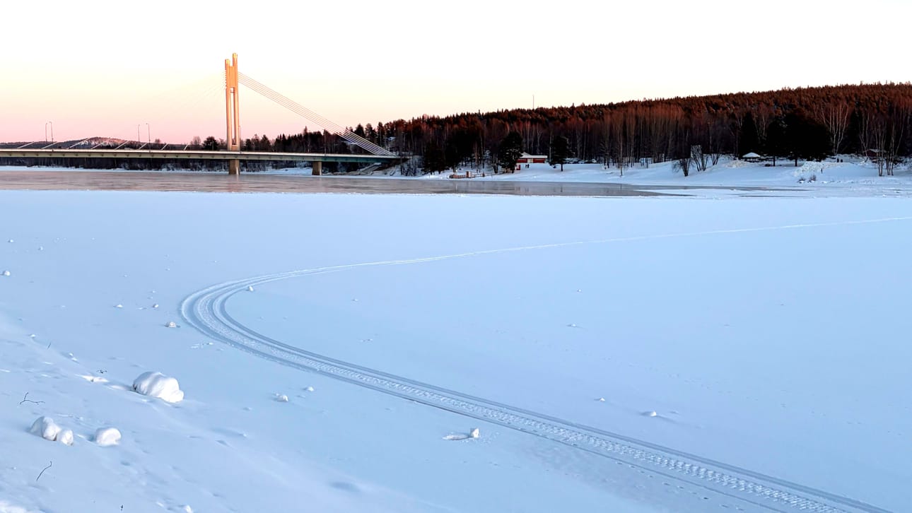 Rovaniemen kaupunki varoittaa heikoista jäistä. Keskustan alueen jäällä on ajettu moottorikelkalla, vaikka jää ei paikoin kanna.