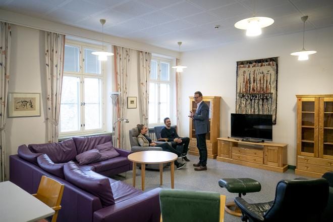 Tyhjentyneen Törnävän sairaalan oleilutilassa projektipäällikkö Juulia Soidinaho, kiinteistöpäällikkö Johannes Karhu ja arkkitehti Jyrki Jääskeläinen. Kuvat Jaakko Elenius