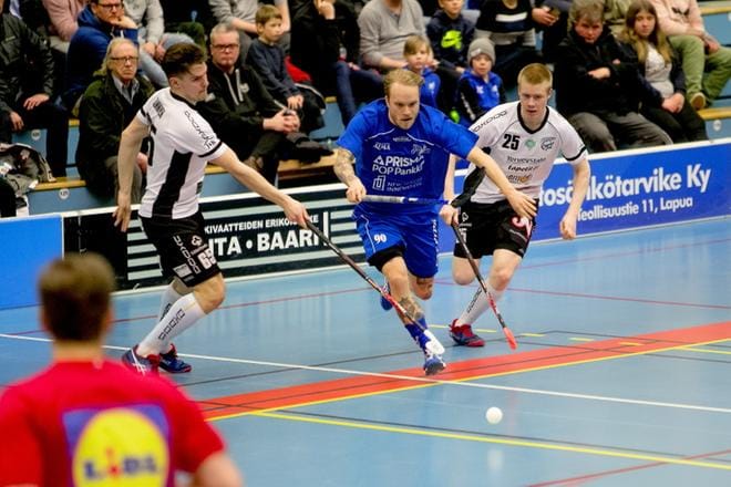 Jymyn laitahyökkääjä Arttu Hautabacka rynnistää Karhujen maalia kohti Markus Hautaojan (oik) ja Aapo Tammisen välistä. KUVA: JAAKKO ELENIUS