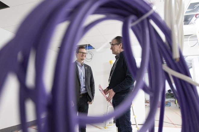 Projektipäällikkö Karri Kallio ja kiinteistö- ja tietohallintopäällikkö Asmo Myllyaho ovat huoneessa, jonne valmistuu kemianlaboratorio. KUVA: HANNU PUROLA