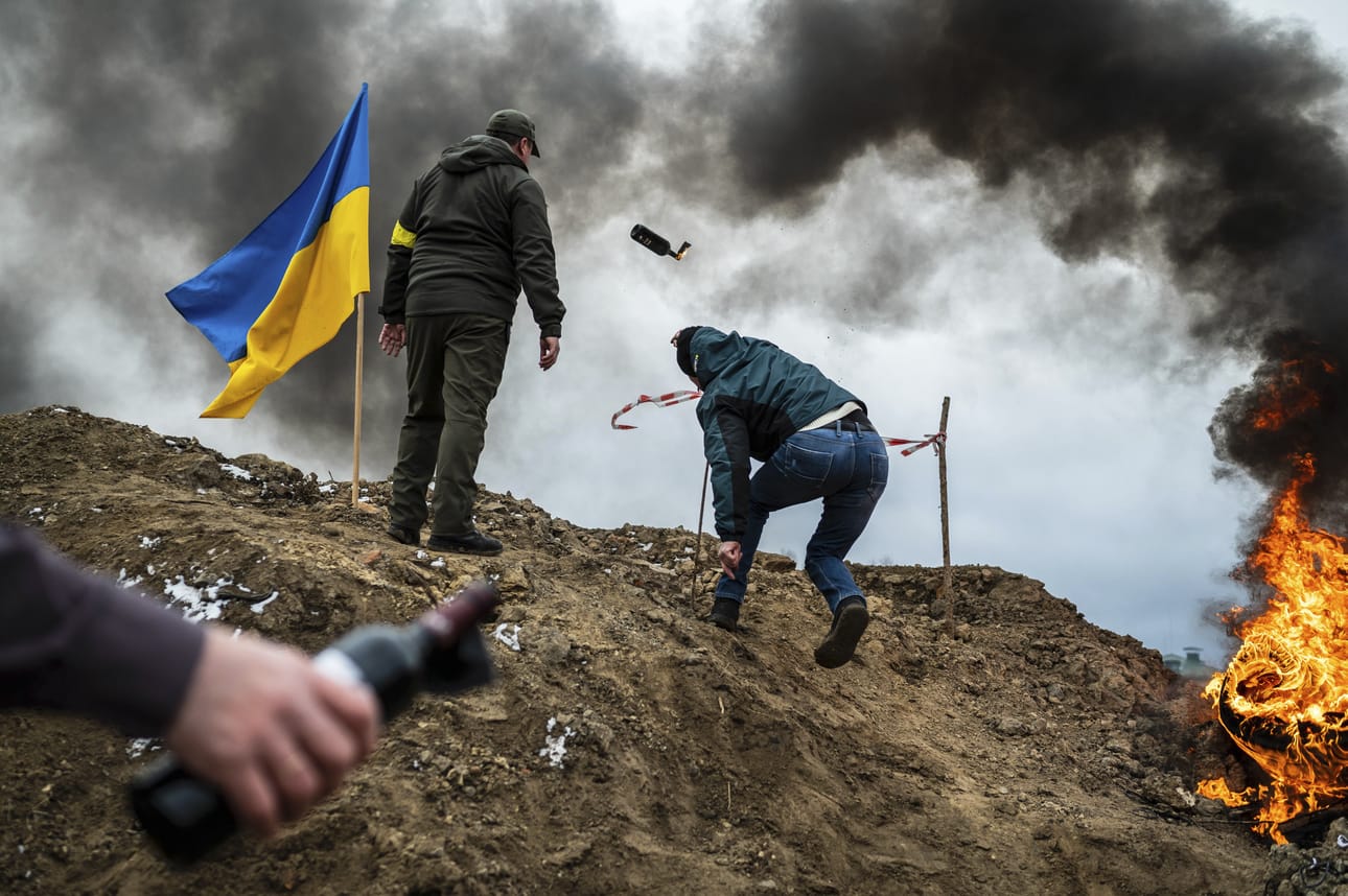 Zhytomyr, 2. maaliskuuta 2022. Siviili harjoittelee heittämään Molotovin cocktaileja puolustaakseen kaupunkia Venäjän hyökkäykseltä.