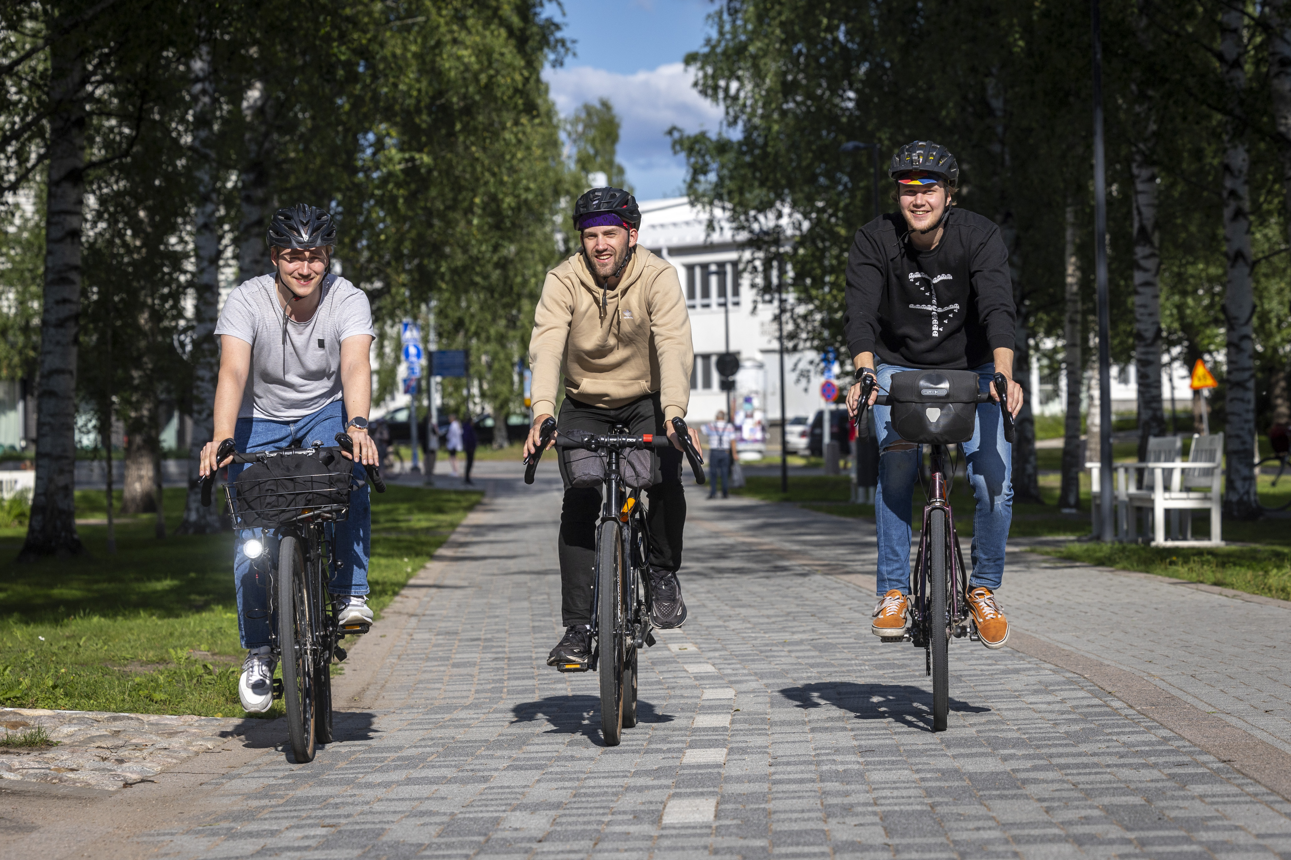 Lauri Ala-Mursula (vas.), Juuso Herajärvi ja Ville Hokkinen pyöräilivät näillä nimenomaisilla pyörillä Istanbuliin.