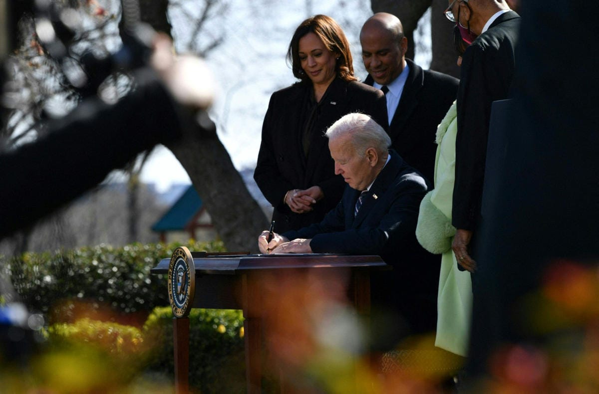 Yhdysvaltain presidentti Joe Biden allekirjoitti lain Valkoisen talon puutarhassa tiistaina iltapäivällä paikallista aikaa. LEHTIKUVA/AFP