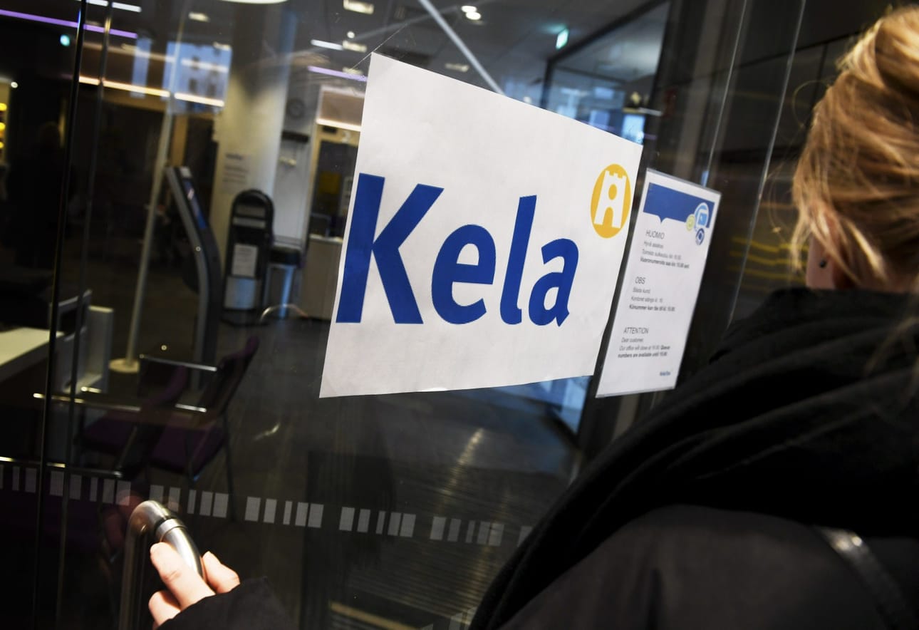 Kansaneläkelaitos (Kela) pitää lausunnossaan tärkeänä, että muutosten yhteisvaikutuksia tuensaajille pyrittäisiin arvioimaan osana valmistelua mahdollisimman pikaisesti ja kattavasti. Kuvituskuva. LEHTIKUVA / Vesa Moilanen