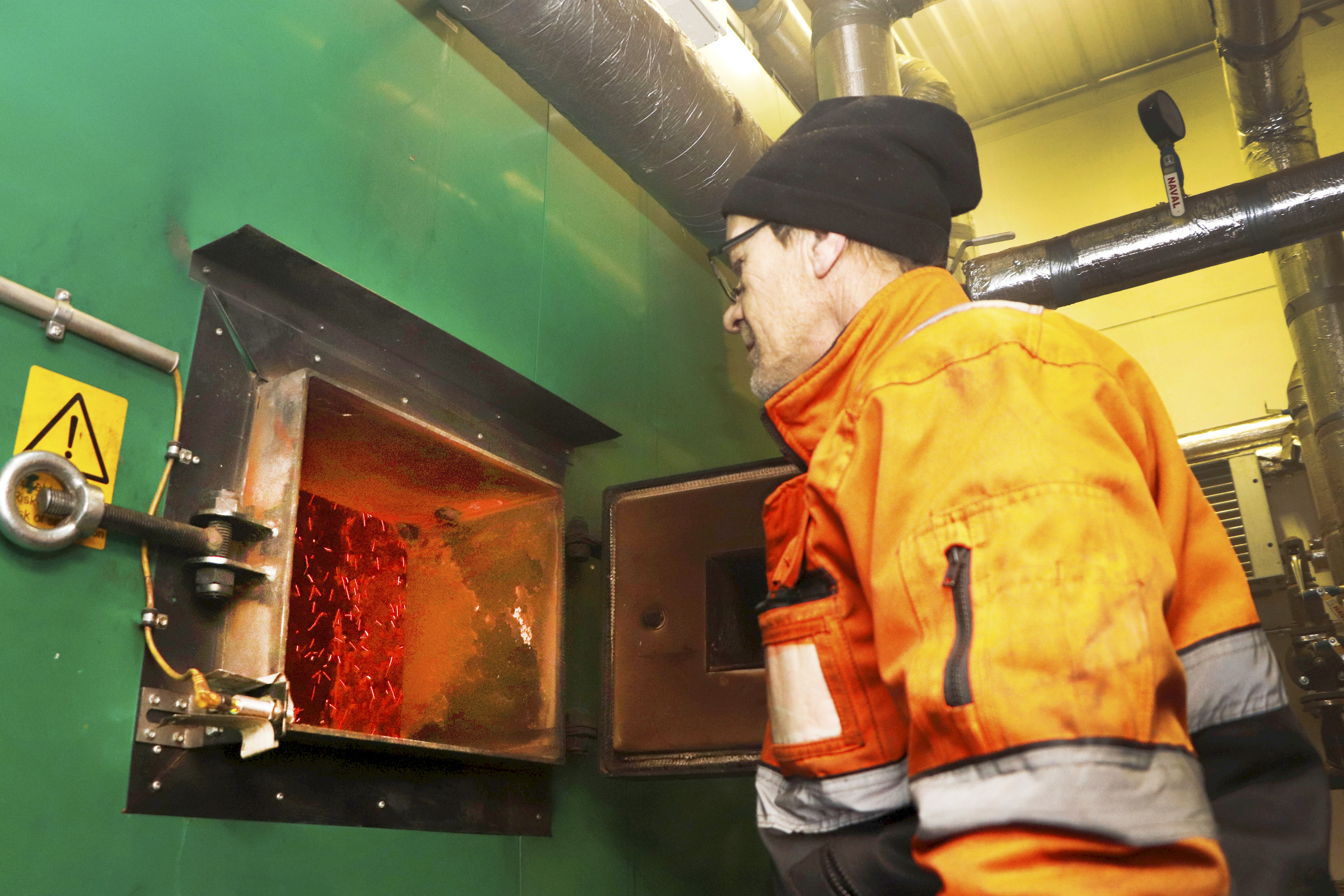 Pudasjärven lämpölaitos käyttää sekä turvetta että energiapuuta. Jatkossa uuden laitoksen myötä turpeen käyttö jää pois. Ahti Väyrynen toimittaa laitokselle hakkeen lisäksi myös polttoturpeen.            