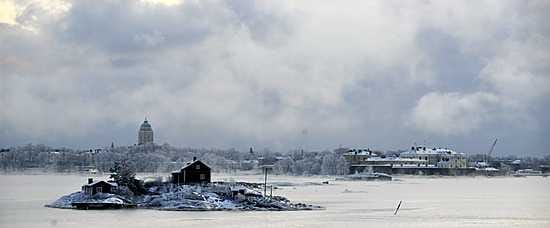 Ryssänsaari edustalla, Suomenlinna taustalla pakkaspäivänä Helsingissä.