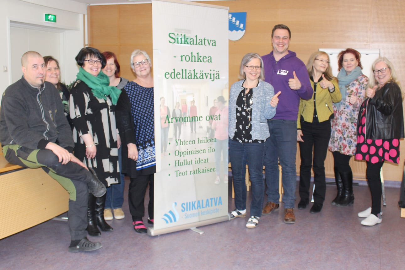 Tuotekehitystyön erikoisammattitukintokoulutukseen osallistuneet Mikko Äijälä, Taina Jordan, Anu Hultqvist, Riitta Tranberg, Katariina Tenhunen, Asko Alasalmi, kunnanhallituksen puheenjohtaja Seija Junno, asiakkuuspäällikkö Satu Puhakka ja hallinto- ja talousjohtaja Seija Mäenpää uskovat, että projektitöistä jää paljon hyviä käytäntöjä käyttöön.