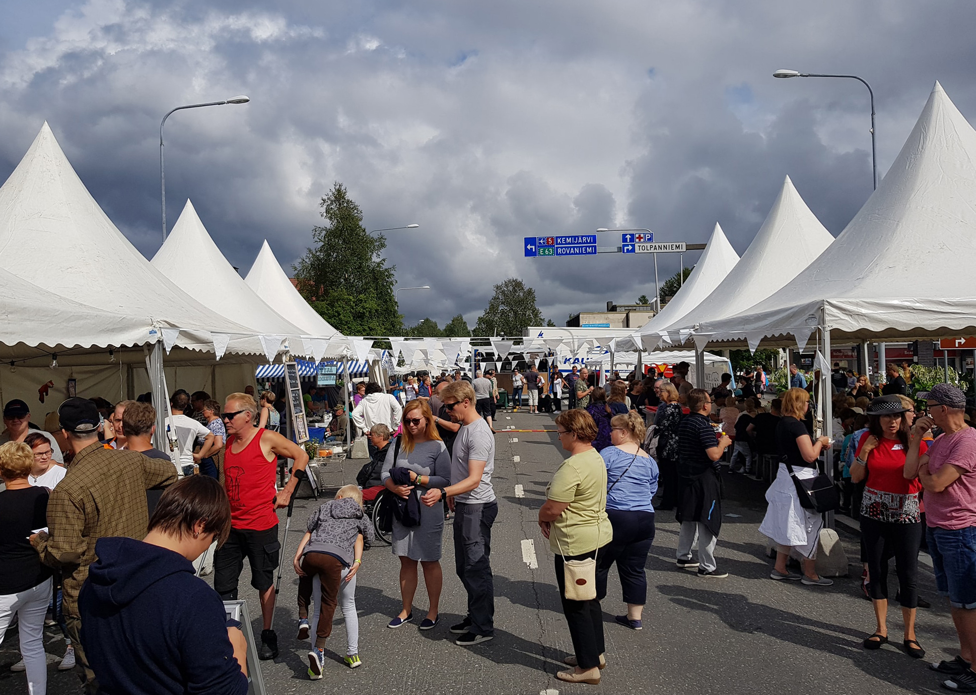 Yleisö viihtyi Katuruokamarkkinoilla: "Halusimme, että ihmiset tulisivat katuruokamarkkinoille viettämään aikaa, kuuntelemaan musiikkia, tapaamaan ystäviä, maistelemaan ruokia ja oluita ja vaan chillailemaan"