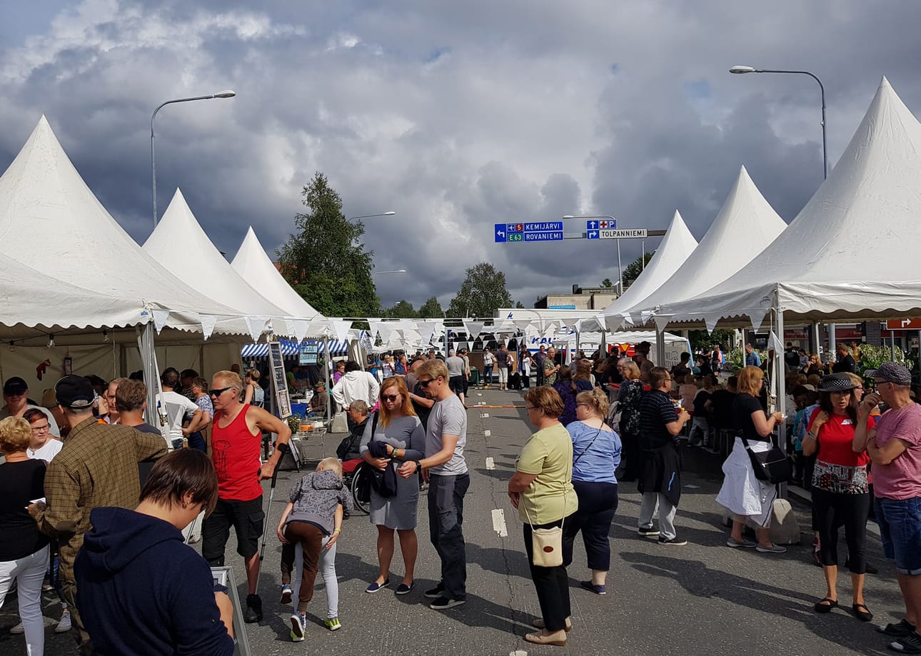 Ravintoloiden maisteluannokset tekivät kauppansa. Ruokien lisäksi ihmiset tulivat katuruokamarkkinoille viettämään aikaa, tapaamaan ystäviä ja kuuntelemaan musiikkia.