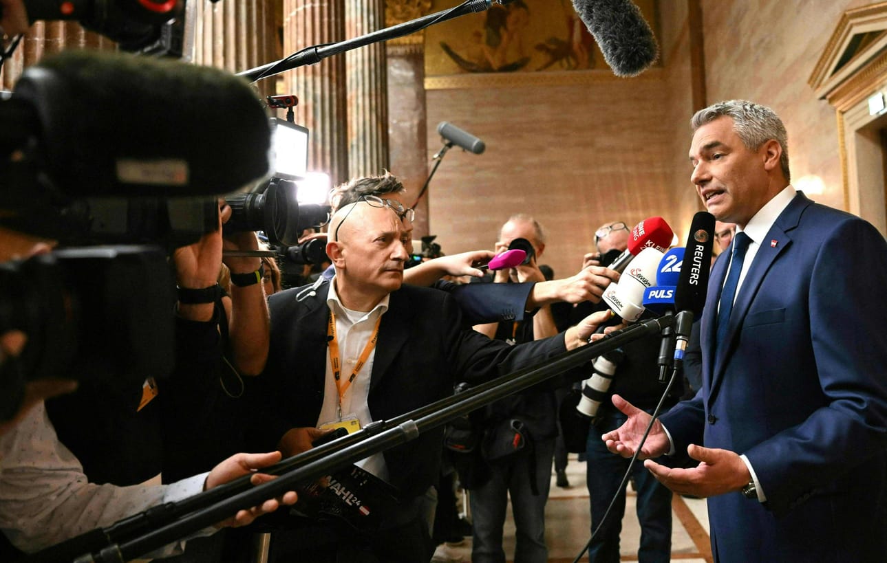 Itävallan liittokansleri Karl Nehammer oli keväällä 2022 Ukrainan sodan alettua ensimmäinen läntinen valtiojohtaja, joka kävi Moskovassa. Kuvassa Nehammer vaalipäivänä 29. syyskuuta Wienissä. AFP/Lehtikuva