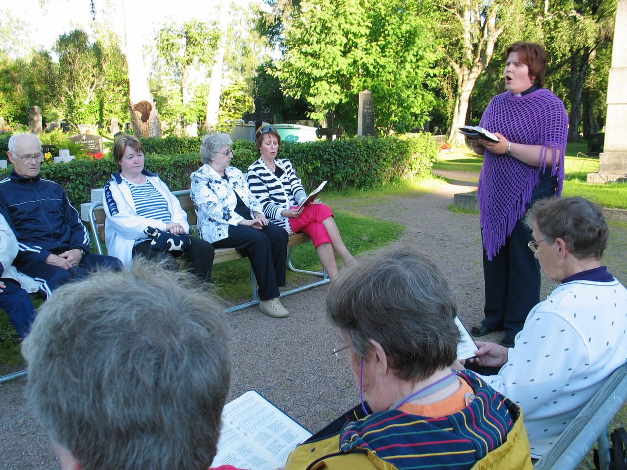 Kesäillan hartaus- ja musiikkihetket ovat yksi perinne Oulaisten kesäilloissa. Kuva vuodelta 2008.