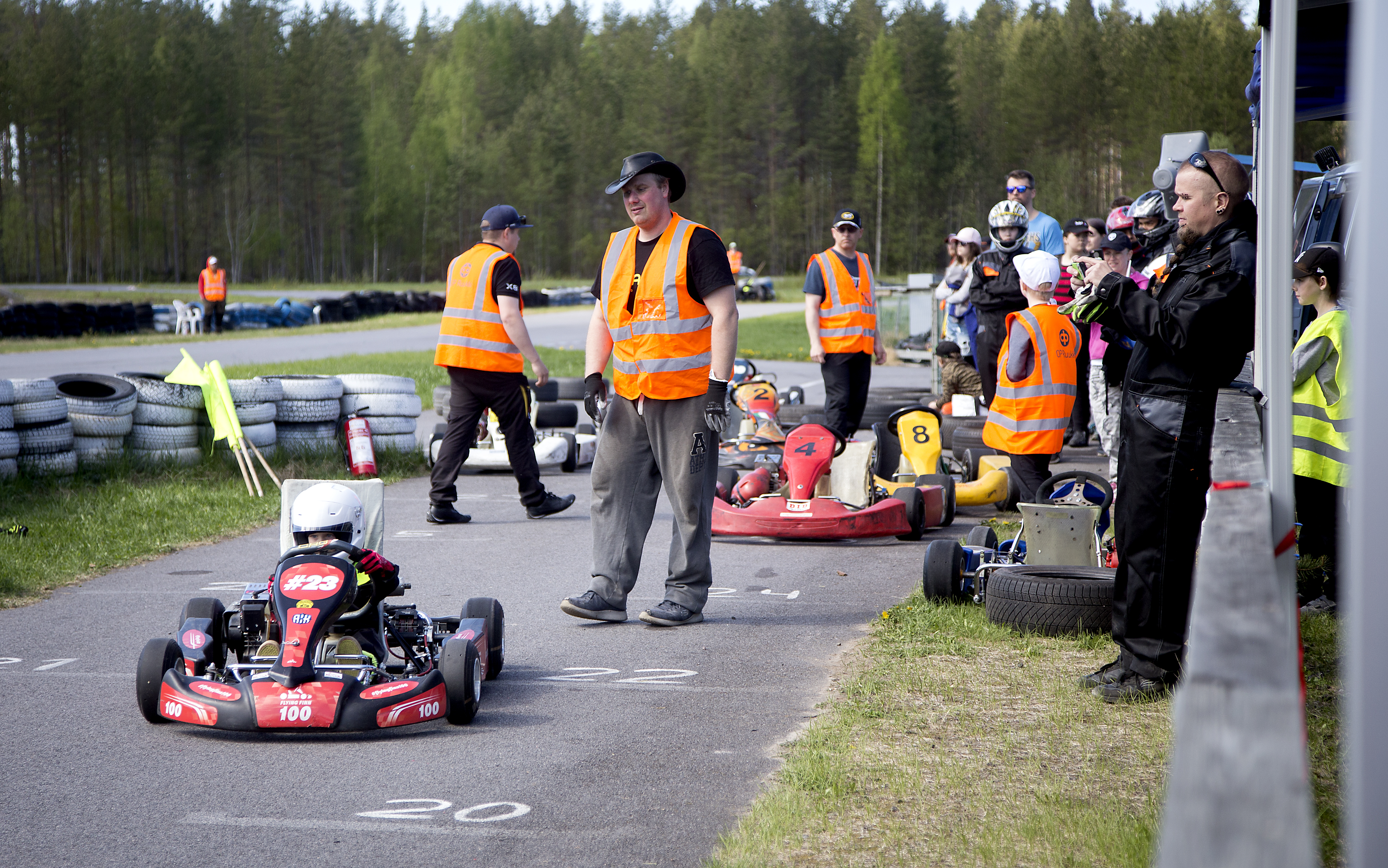 Ruukin FK-kerhon Flying Finn -tapahtuma Ruukin Vauhtimaalla veti kymmeniä kokeilijoita. Nyt kerhon puheenjohtaja Sami Raetsaari laittaa matkaan 5-vuotiaan Kalle Väätäisen.