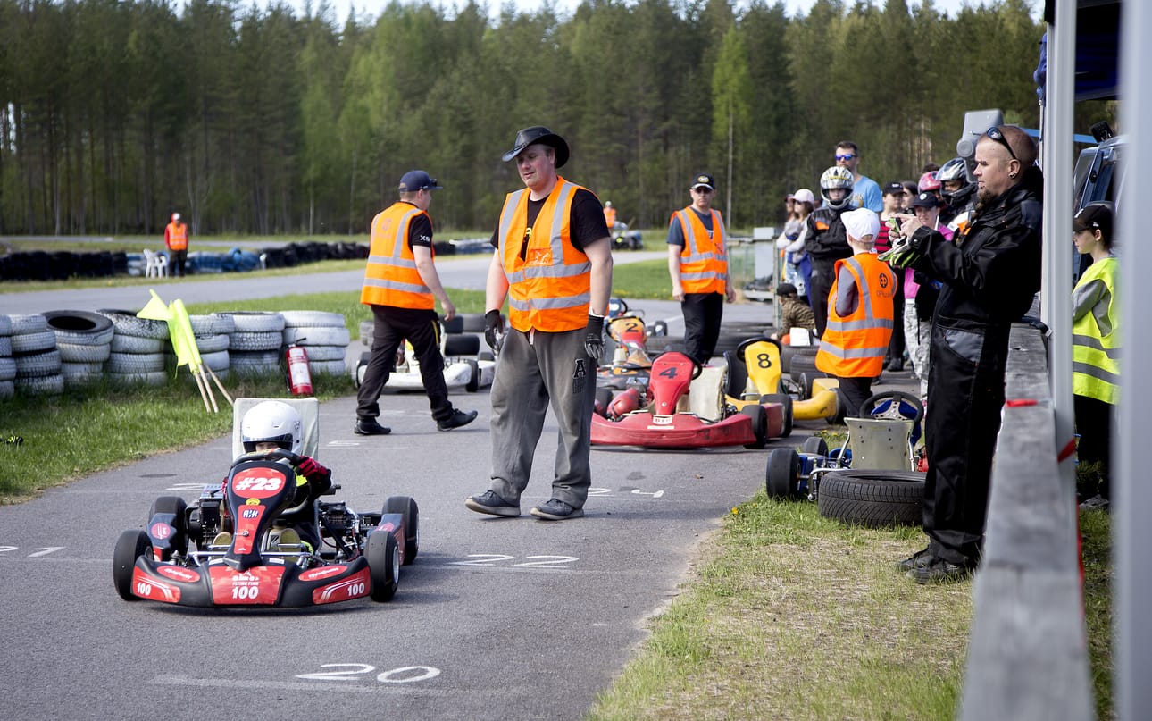 Ruukin FK-kerhon Flying Finn -tapahtuma Ruukin Vauhtimaalla veti kymmeniä kokeilijoita. Nyt kerhon puheenjohtaja Sami Raetsaari laittaa matkaan 5-vuotiaan Kalle Väätäisen.