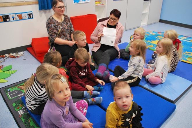 Laura Ylä-Jussila ja ja Jaana Kallioniemi ovat lukeneet presidentin kirjeen lapsille jo moneen kertaan ja vielä siitä riittää kyseltävää. KUVAT: EEVA-LIISA KULJU