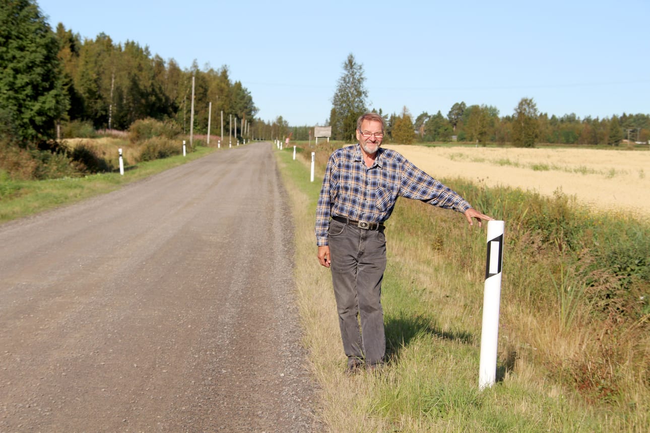 Matti Ala-aho esitteli elokuussa 2015 Jokikyläntielle pystytettyjä reunapylväitä. Ne ovat tarpeen, kun tulvan aikana tie on veden alla. Tämäkin tienpätkä korotetaan 2018. Arkistokuva Kirsi Junttila